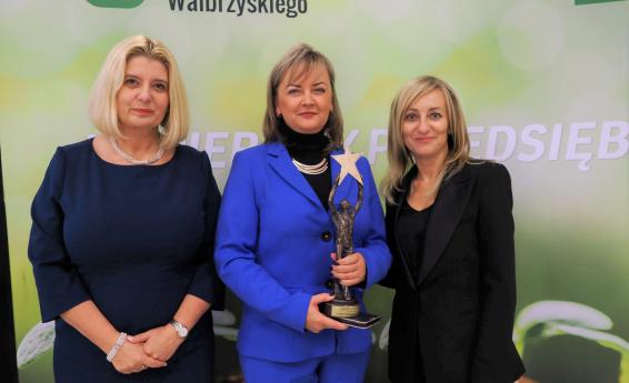 Deputy Mayor Dorota Pieszczuch with the Business Star 2022 statuette.