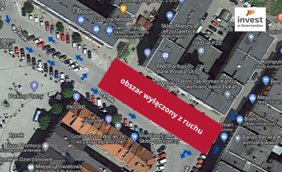 Obszar wyłaczony z ruchu zaznaczony na czerwono. Widok z lotu ptaka na część Rynku w Dzierżoniowie. Niebieskie strzałki wskazują kierunek ruchu dla pojazdów.