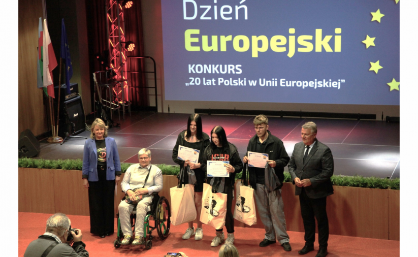European Day - May 9, 2024. A group of people is standing in front of the stage. Representatives of the City Hall, students and invited guest Janina Ochojska.