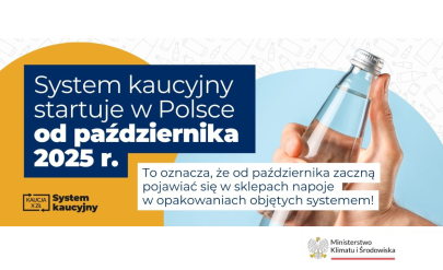 System kaucyjny startuje w Polsce od października 2025 r. Po prawej stronie szklana butelka trzymana w ręce.