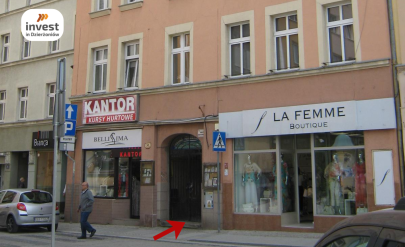 Widok na kamienicę przy Rynku 51 w Dzierżoniowie.