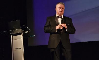 Burmistrz Dzierżoniowa przemawia na scenie Kinoteatru „Zbyszek” podczas Noworocznego Spotkania.