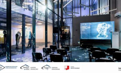 Sala szkoleń w Centrum - w tle uczesnicy szkolenia w czasie przerwy