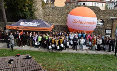 Uczestnicy i organizatorzy 2. edycji gry terenowej „Przedsiębiorczy Dzierżoniów” na tle murów obronnych miasta.