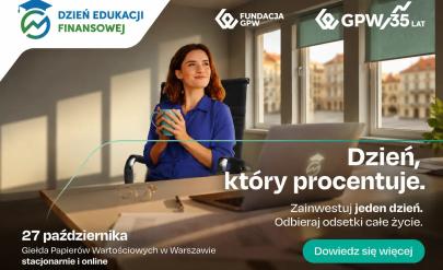 Grafika promująca wydarzenie „Dzień Edukacji Finansowej”. Kobieta trzymająca kubek siedzi przy biurku z laptopem. Napisy na grafice: „Dzień, który procentuje. Zainwestuj jeden dzień. Odbieraj odsetki całe życie”. Wydarzenie odbędzie się 27 października na Giełdzie Papierów Wartościowych w Warszawie, stacjonarnie i online.