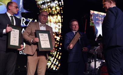 Wiceburmistrz Dzierżoniowa z certyfikatem za II miejsce w konkursie Gwiazdy Biznesu 2026, na scenie z przedstawicielami wyróżnionych samorządów.