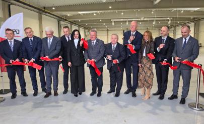Przedstawiciele firmy Franklin i zaproszeni goście podczas uroczystego otwarcia nowej hali produkcyjnej w Dzierżoniowie – wspólne przecięcie czerwonej wstęgi