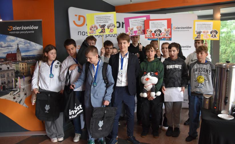Grupa uczniów - zdjęcie pamiątkowe w holu kinoteatru.