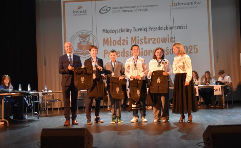 Grupa uczniów - zdjęcie pamiątkowe na scenie kinoteatru.