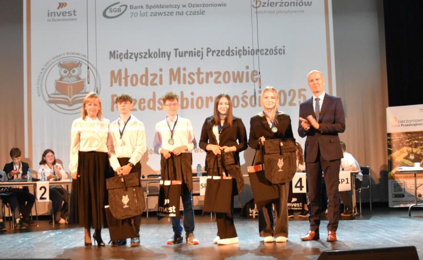 Grupa uczniów - zdjęcie pamiątkowe na scenie kinoteatru.