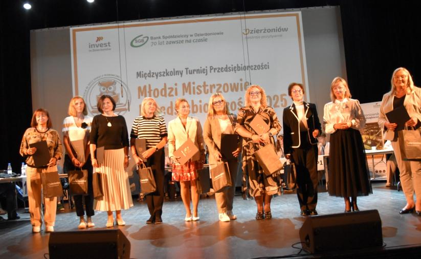 Grupa nauczycieli z dzierżoniowskich szkół - zdjęcie pamiatkowe na scenie.