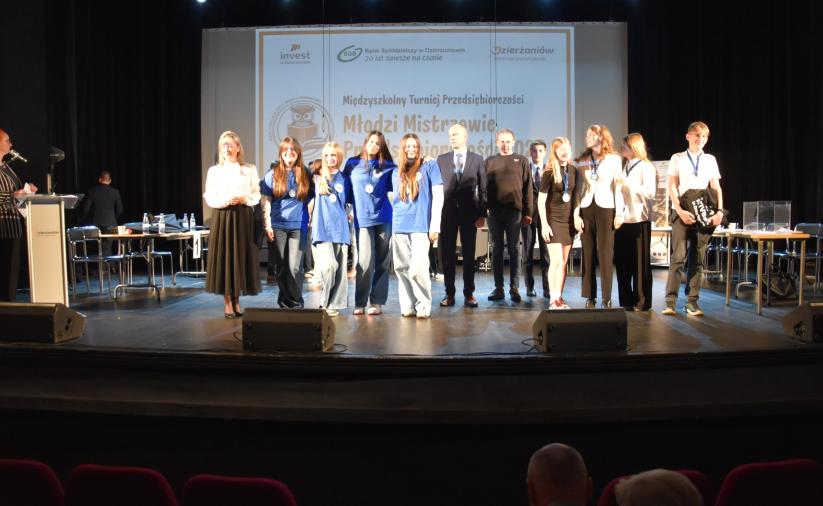 Grupa uczniów - zdjęcie pamiątkowe na scenie kinoteatru.