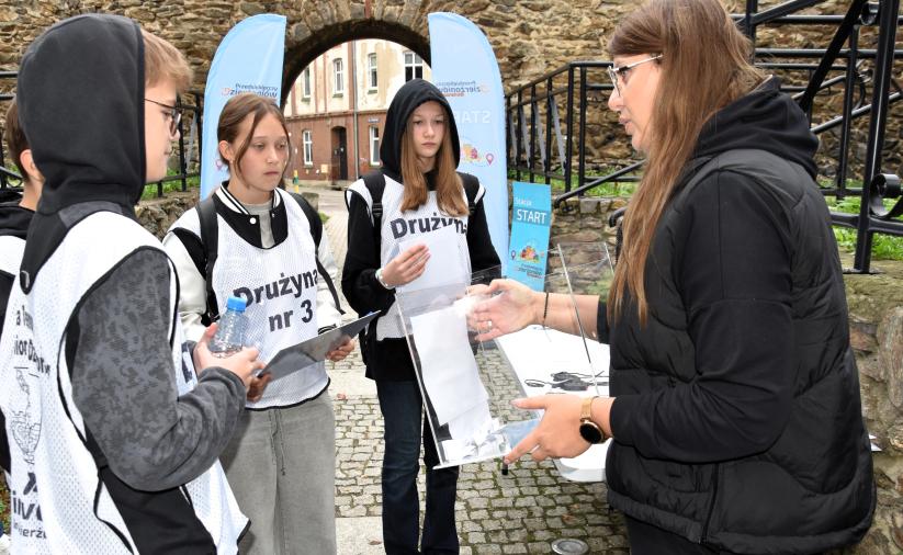 Grupa uczniów losuje kolejność startu.