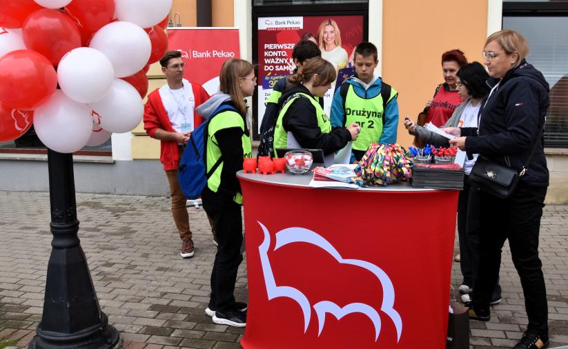 Drużyna uczniów rozwiązuje zadanie w punkcie Banku PKO S.A.