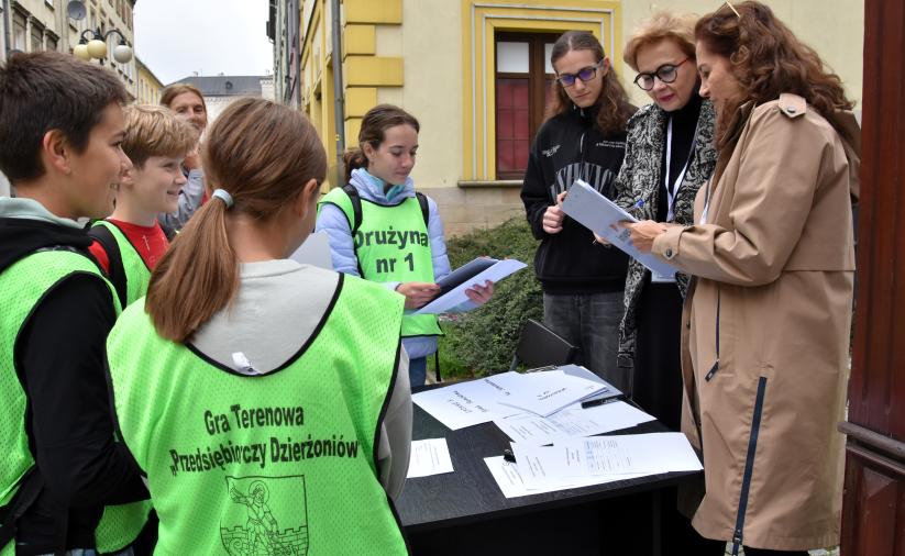 Drużyna uczniów rozwiązuje zadanie w punkcie Mozaiki Anna Pyrak.
