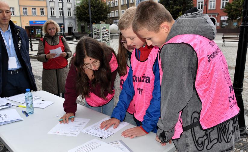 Drużyna uczniów rozwiązuje zadanie w punkcie Urząd Miasta.