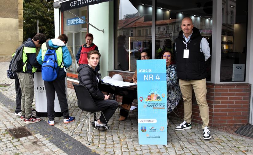 Drużyna uczniów rozwiązuje zadanie w puncie Optyk na Świdnickiej.