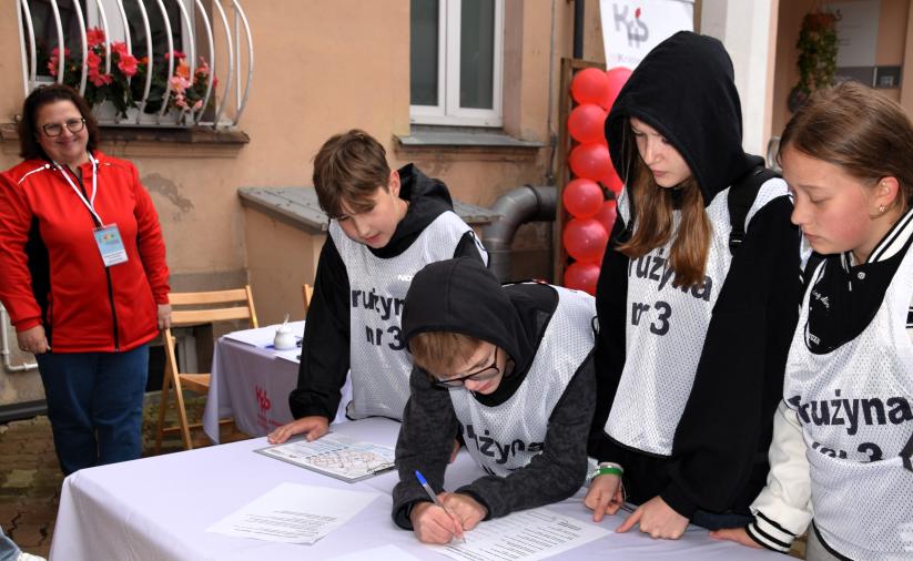 Drużyna uczniów rozwiązuje zadanie w punkcie Urzędu Skarbowego w Dzierżoniowie.