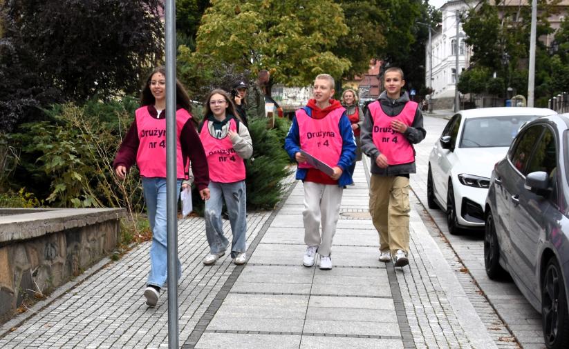Grupa uczniów zbliża się do punktu na trasie Gry Terenowej.