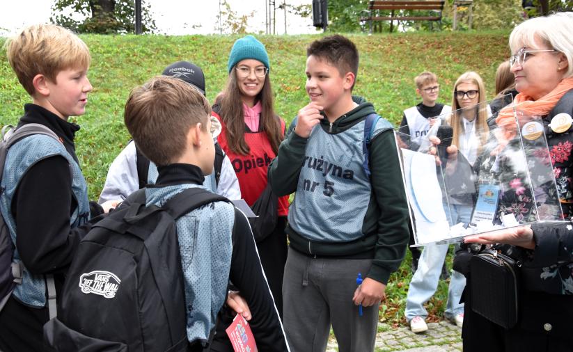 Grupa uczniów w punkcie Los - niespodzianka.