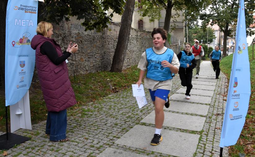 Uczestnik Gry Terenowej wbiega na metę.