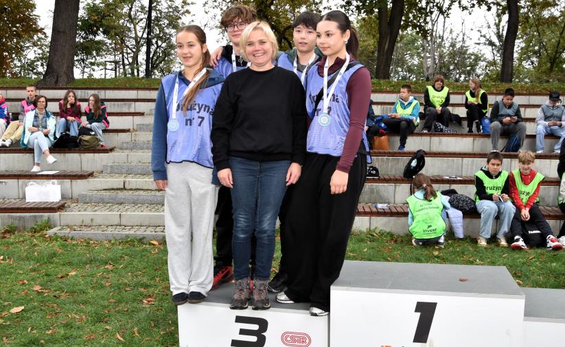 Uczestnicy Gry Terenowej na podium - 3 miejsce.