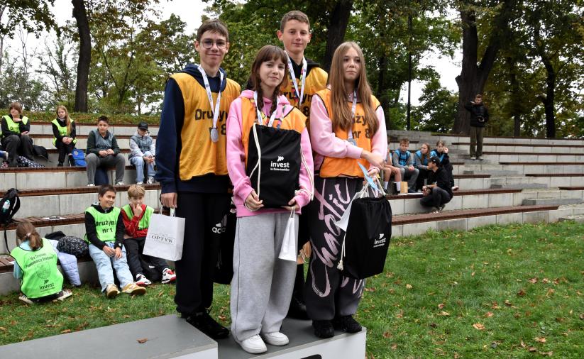 Uczestnicy Gry Terenowej na podium - 2 miejsce.