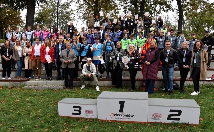 Zdjęcie grupowe wszystkich osób zaangażowanych w Grę Terenową "Przedsiębiorczy Dzierżoniów".