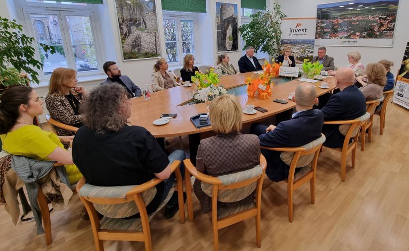 Spotkanie Dzierżoniowskiej Rady Przedsiębiorców. Członkowie Rady siedzą przy stole.
