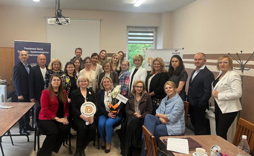 potkanie Dzierżoniowskiej Rady Przedsiębiorców. Osoby stoją w grupie.