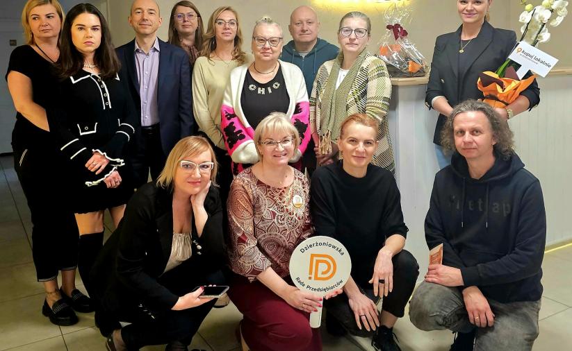 Spotkanie Dzierżoniowskiej Rady Przedsiębiorców. Osoby stoją w grupie.