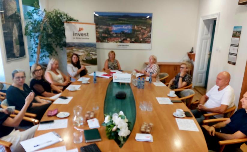 Spotkanie Dzierżoniowskiej Rady Przedsiębiorców. Członkowie Rady siedzą przy stole.