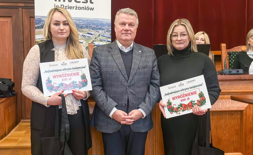 Dwie laureatki wyróżnienia z dyplomami oraz burmistrz miasta podczas wręczenia nagród.