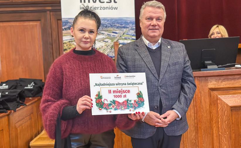 Laureatka drugiego miejsca z dyplomem oraz burmistrz miasta podczas wręczenia nagród.