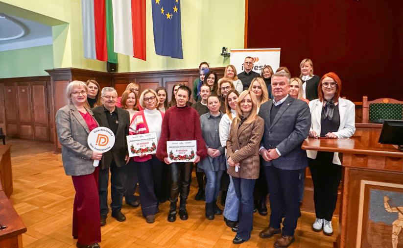 Wspólne zdjęcie uczestników konkursu, laureatów oraz członków komisji podczas uroczystego ogłoszenia wyników.