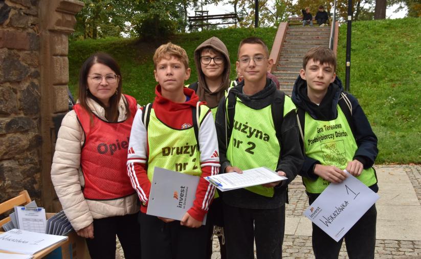 Czworo uczestników drużyny i opiekun wyrusza na trasę gry terenowej.