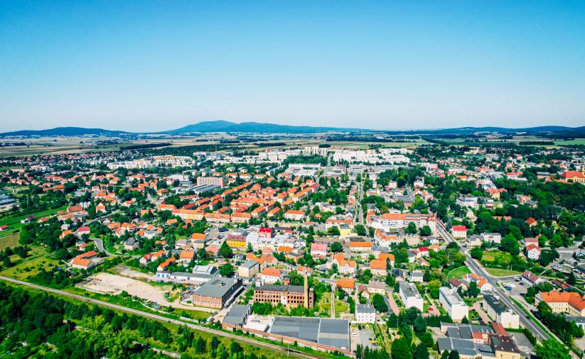 Widok z lotu ptaka na dzierżoniowskie osiedla mieszkaniowe