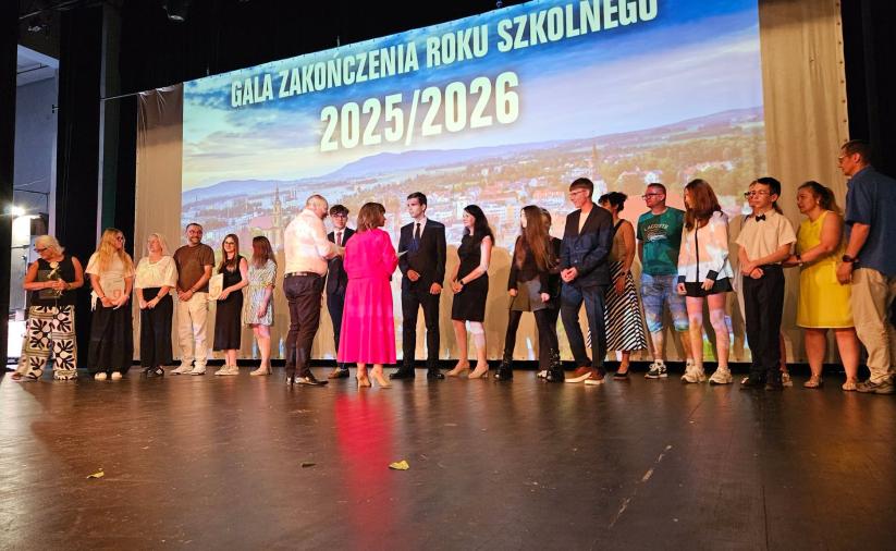 Grupa osób na scenie, w tle slajd: Gala zakończenia roku szkolnego