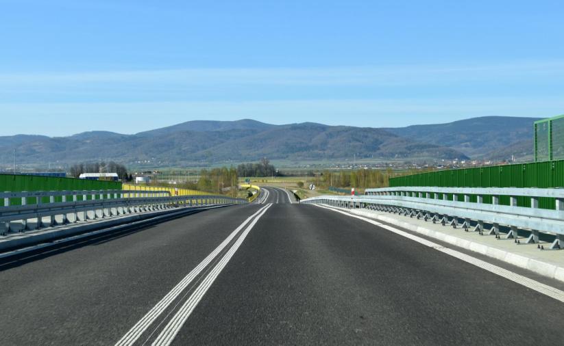 Droga asfaltowa, w tle góry