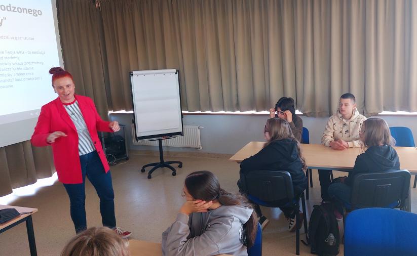 prowadząca warsztaty tłumaczy uczestnikom Turnieju Przedsiębiorczości