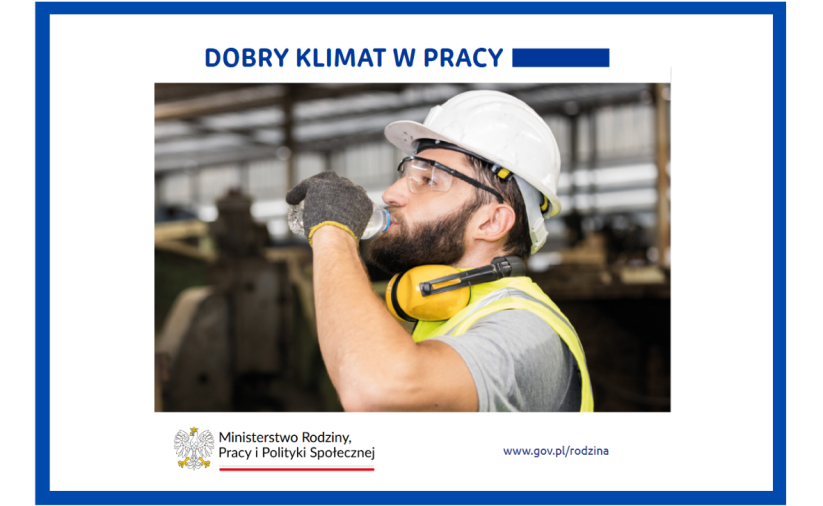 grafika ozdobna do artykułu Dobry klimat w pracy -mężczyzna w ubraniu ochronnym pije wodę