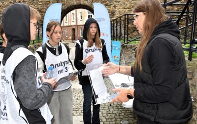 Grupa uczniów losuje kolejność startu.
