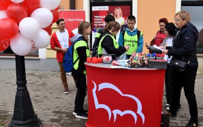 Drużyna uczniów rozwiązuje zadanie w punkcie Banku PKO S.A.