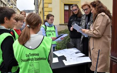 Drużyna uczniów rozwiązuje zadanie w punkcie Mozaiki Anna Pyrak.