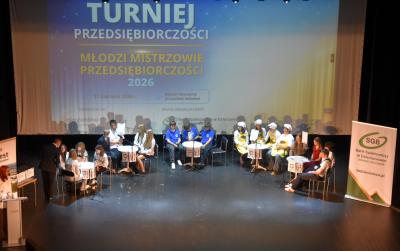 5 drużyn czteroosobowych na scenie kinoteatru przy stolikach