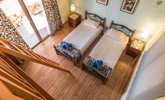 Obraz przedstawia widok  na pokój hotelowy