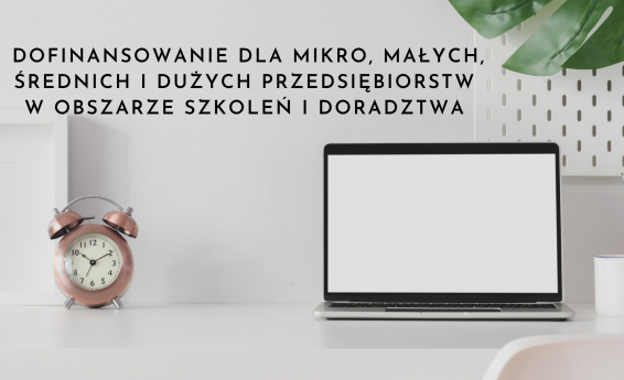 Obraz przedstawia otwartego laptopa oraz różowy budzik, które leżą na stole. Na górze znajduje się napis Dofinansowanie dla mikro, małych, średnich i dużych przedsiębiorstw  w obszarze szkoleń i doradztwa
