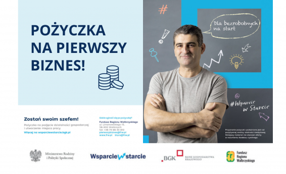 Pożyczka na pierwszy biznes. Zostań swoim szefem. Po prawej stronie stoi mężczyzna na tle  czarnej tablicy z napisami. Na dole loga Ministerstwa Rodziny i Polityki Społecznej, Banku Gospodarstwa Krajowego oraz Funduszu Regionu Wałbrzyskiego.