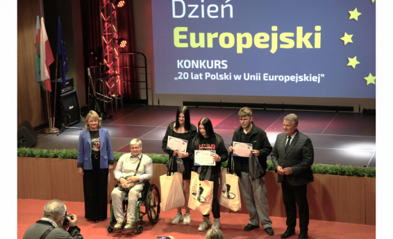 European Day - May 9, 2024. A group of people is standing in front of the stage. Representatives of the City Hall, students and invited guest Janina Ochojska.