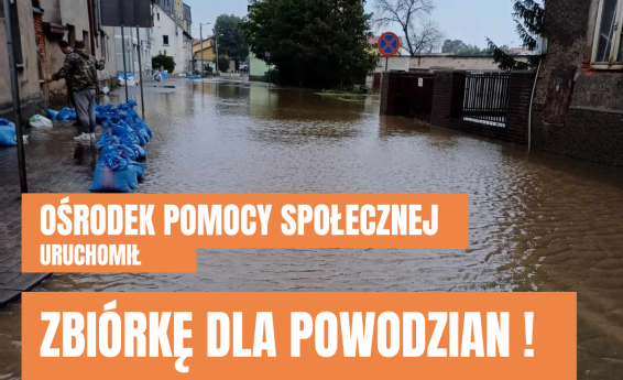 Ośrodek Pomocy Społecznej uruchomił zbiórkę dla powodzian. W tle zalana ulica oraz worki z piaskiem.